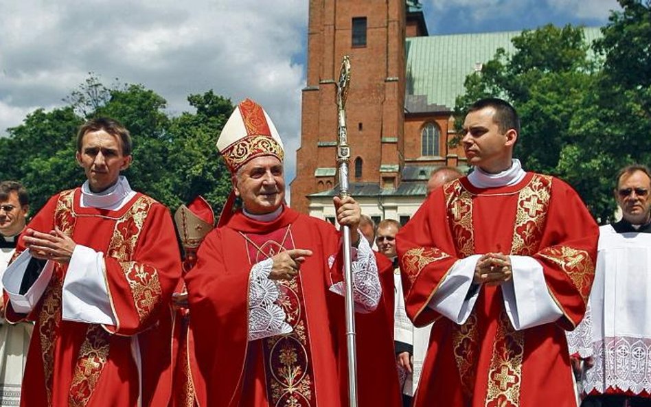 Abp Józef Kowalczyk został w sobotę 56. prymasem Polski. Na zdjęciu przed katedrą w Gnieźnie