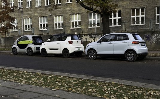 Leapmotor T03 (po prawej) w towarzystwie microcarów