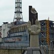 Pomnik upamiętniający katastrofę w Czarnobylu przed tzw. sarkofagiem osłaniającym zniszczony wybuche