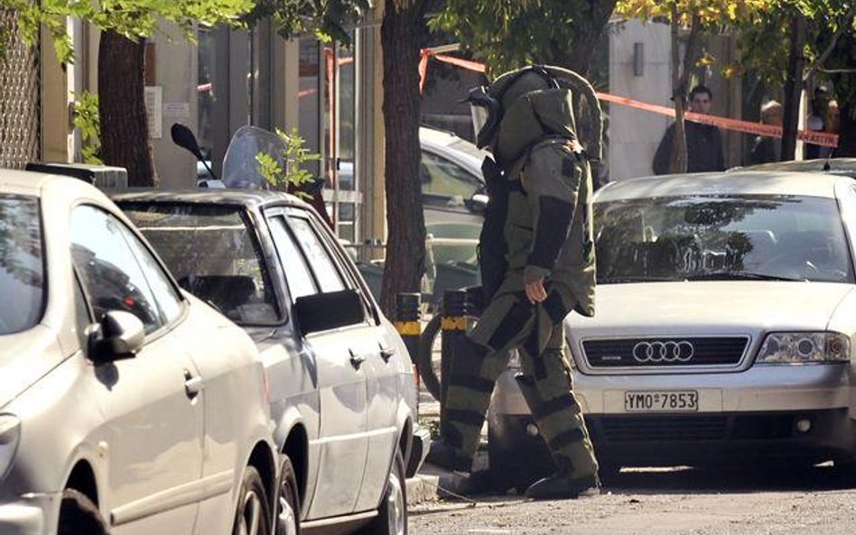 Pirotechnik przed rozbrojeniem niebezpiecznej przesyłki