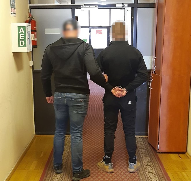 Typowanie sprawców doprowadziło mundurowych poza granice stolicy. Obaj zatrzymani pochodzi spod Wars