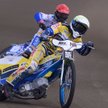 Rafał Karczmarz (kask biały) przed Januszem Kołodziejem (czerwony)