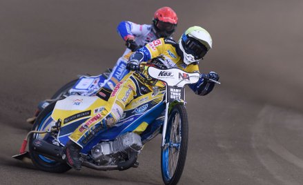 Rafał Karczmarz (kask biały) przed Januszem Kołodziejem (czerwony)