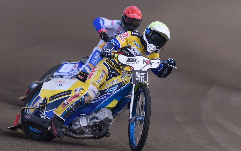 Rafał Karczmarz (kask biały) przed Januszem Kołodziejem (czerwony)