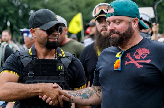 Lider Proud Boys Henry Tarrio (z lewej) i Joseph Biggs (z prawej) podczas wiecu „The End Domestic Te