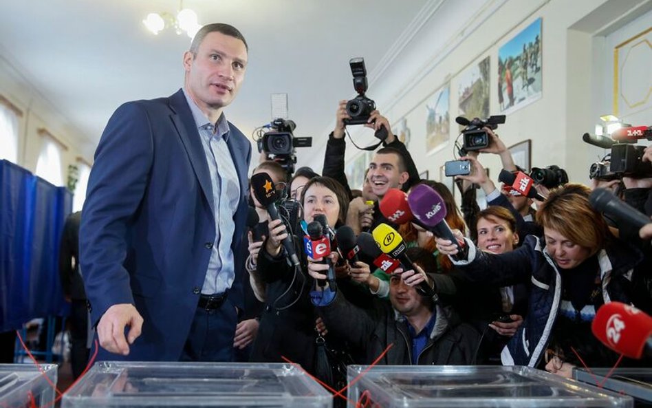 Mer Kijowa Witalij Kliczko w czasie niedzielnego głosowania