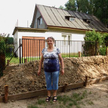 Przed bramą pani Halina ma hałdy gliny