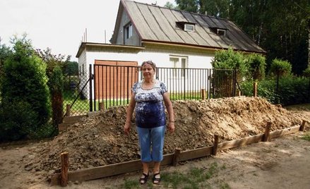 Przed bramą pani Halina ma hałdy gliny