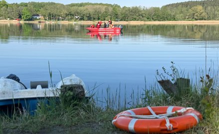 Służby prowadzą poszukiwania 18-latka, który wpadł do jeziora Juksty na Mazurach po wywróceniu się r