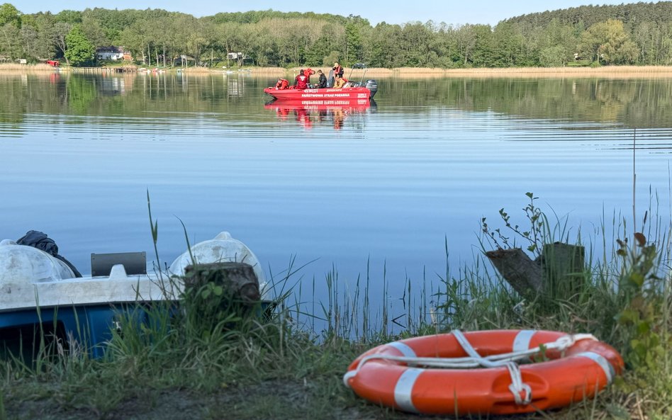Służby prowadzą poszukiwania 18-latka, który wpadł do jeziora Juksty na Mazurach po wywróceniu się r