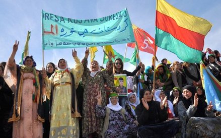 Syryjskie Kurdyjki skandują prokobiece hasła podczas obchodów Dnia Kobiet