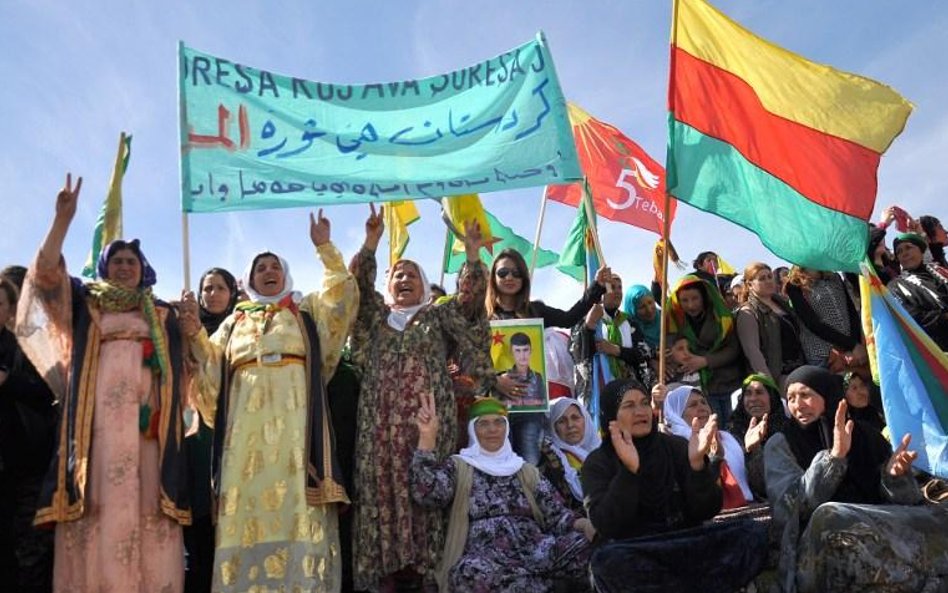 Syryjskie Kurdyjki skandują prokobiece hasła podczas obchodów Dnia Kobiet