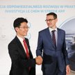 Wicepremier, minister rozwoju i finansów Mateusz Morawiecki (P) oraz prezes LG Chem Wrocław Energy S