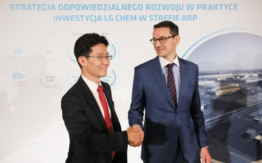 Wicepremier, minister rozwoju i finansów Mateusz Morawiecki (P) oraz prezes LG Chem Wrocław Energy S