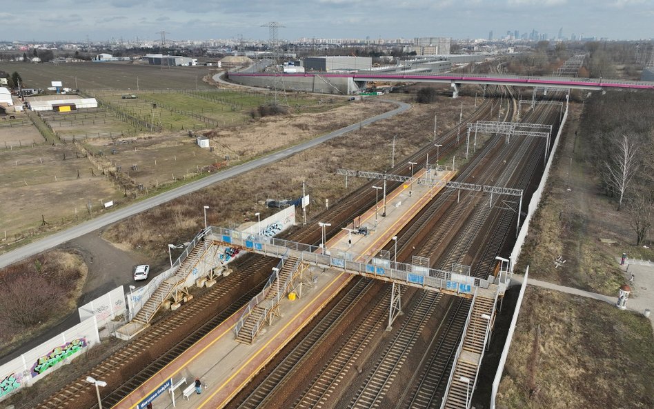 Nowe perony i przejście pod torami. Warszawa Gołąbki bez kładki