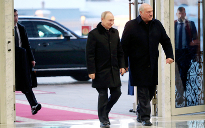 Mińsk, 19 grudnia. Władimir Putin i Aleksander Łukaszenko zmierzają na rozmowy