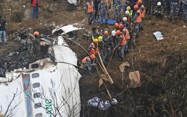 Ratownicy odnaleźli czarne skrzynki samolotu, który rozbił się w Nepalu