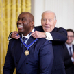 Prezydent USA Joe Biden wręcza byłemu graczowi NBA Earvinowi „Magic” Johnsonowi Prezydencki Medal Wo