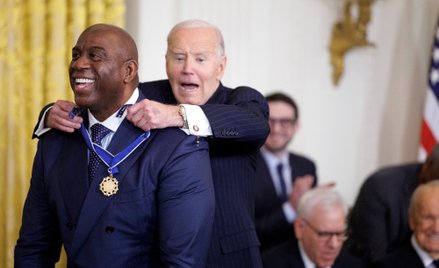 Prezydent USA Joe Biden wręcza byłemu graczowi NBA Earvinowi „Magic” Johnsonowi Prezydencki Medal Wo