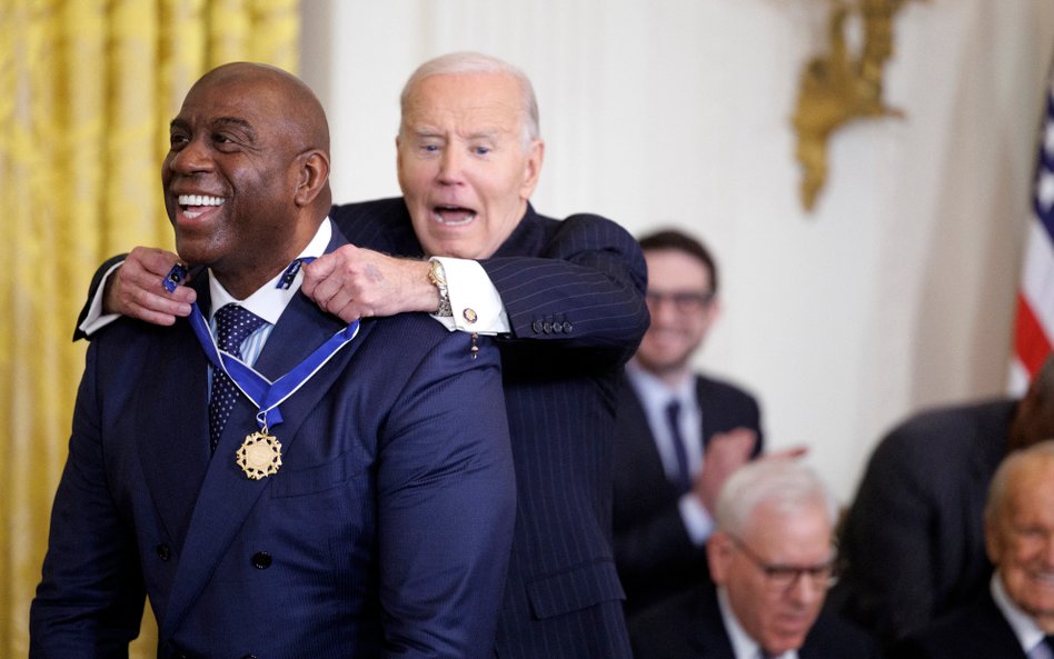 Prezydent USA Joe Biden wręcza byłemu graczowi NBA Earvinowi „Magic” Johnsonowi Prezydencki Medal Wo