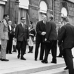 Charles de Gaulle wita kanclerza Konrada Adenauera na stopniach Pałacu Elizejskiego przed podpisanie