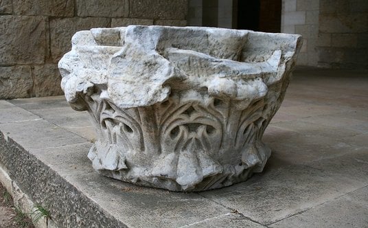 Marmurowe kapitele kolumn kościoła w Porfyrejon. Fot. Mariusz Gwiazda