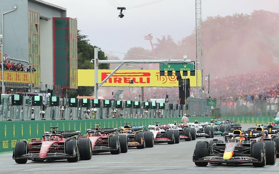 Start wyścigu o Grand Prix Emilii-Romanii na torze w Imoli, fot. z 2022 roku