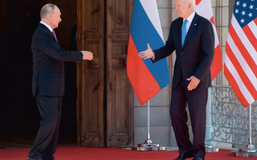 Joe Biden pierwszy podał rękę Putinowi i mówił o „dwóch superpotęgach”. To punkt dla Kremla