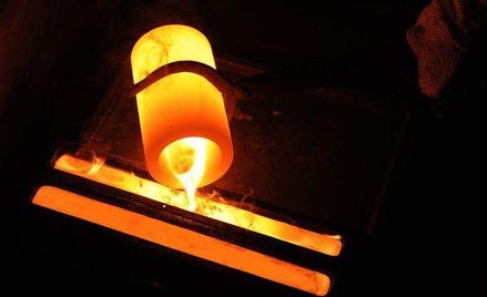 Odwrotna zależność od kursu dolara najbardziej widoczna jest w cenach złota. Dlatego szlachetny krus