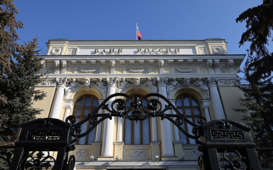 Bank Rosji przedłuża zakaz wypłaty pieniędzy z banków. Potrzebne są na wojnę