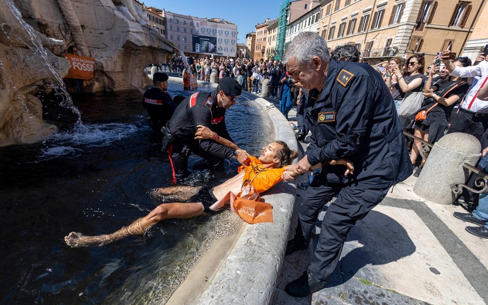 Aktywista Last Generation zostaje zatrzymany po wylaniu czarnego płynu do fontanny na Piazza Navona 