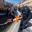 Aktywista Last Generation zostaje zatrzymany po wylaniu czarnego płynu do fontanny na Piazza Navona 