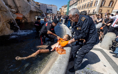 Aktywista Last Generation zostaje zatrzymany po wylaniu czarnego płynu do fontanny na Piazza Navona 