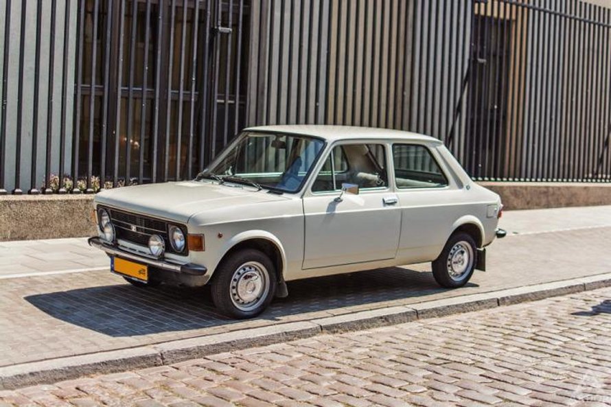 Można też pojechać swojskim „maluchem” albo jugosłowiańską Zastavą.