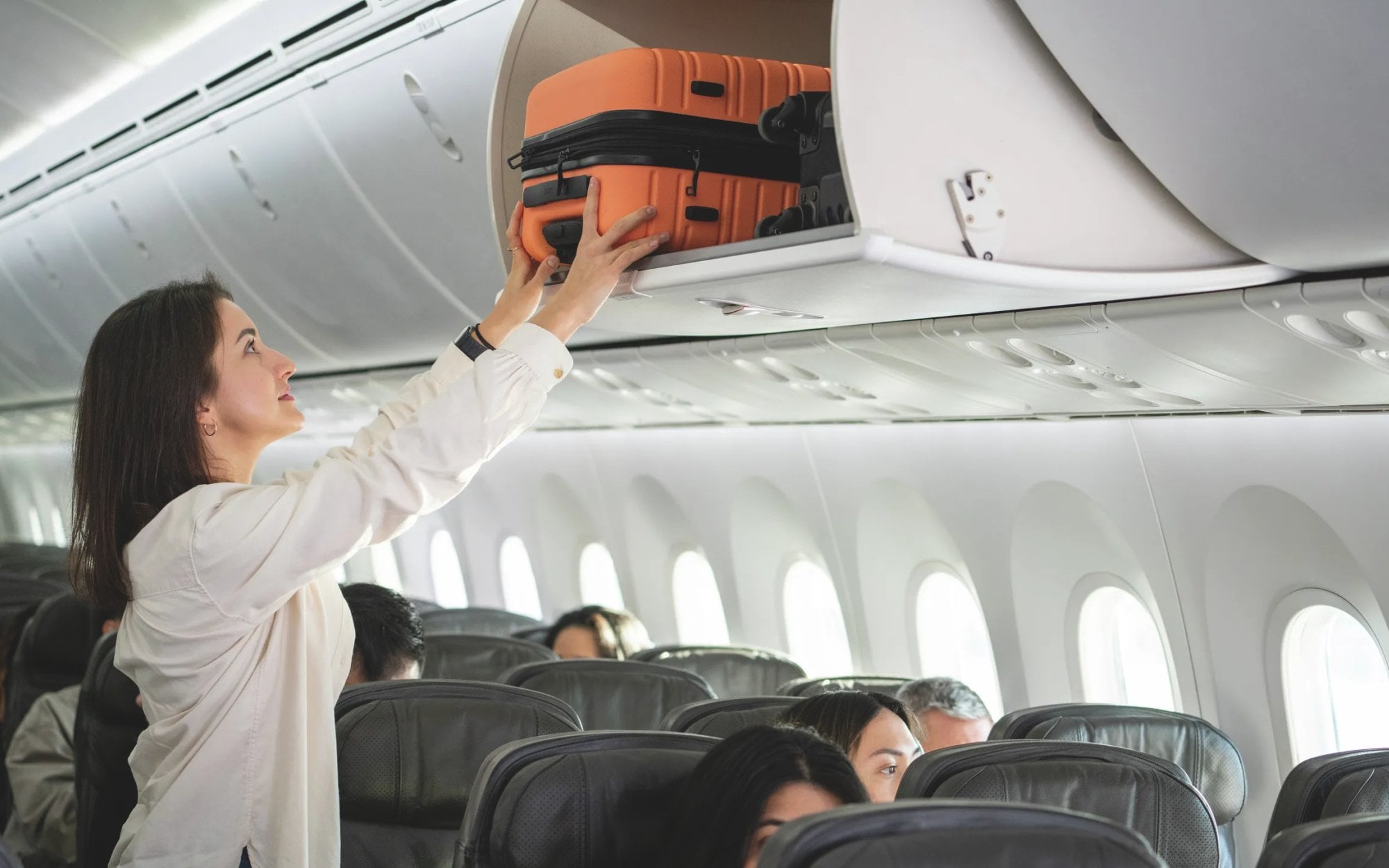 Opłata za korzystanie ze schowka na bagaż w samolocie? Pierwszy wprowadza to Jetstar