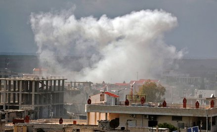 Dym nad jednym z miasteczek w prowincji Idlib