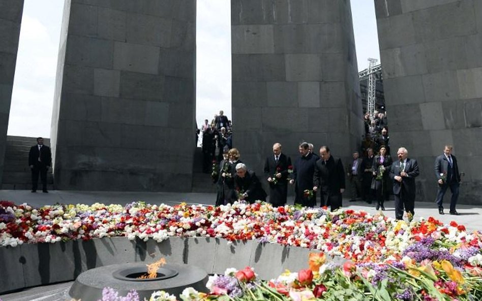 Prezydenci Armenii, Rosji, Francji i Cypru składają kwiaty przed memoriałem Cicernakaberd