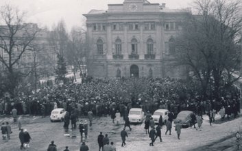 W samo południe pod Biblioteką Uniwersytecką (starym BUW-em na kampusie przy Krakowskim Przedmieściu