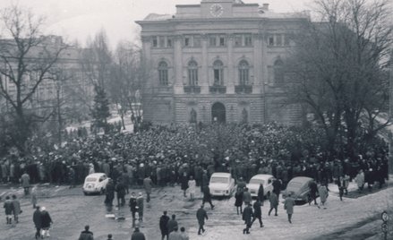 W samo południe pod Biblioteką Uniwersytecką (starym BUW-em na kampusie przy Krakowskim Przedmieściu