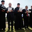 W tym roku, podczas obchodów 76. rocznicy zbrodni w Jedwabnem, biskup Rafał Markowski (drugi z prawe