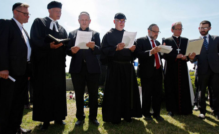 W tym roku, podczas obchodów 76. rocznicy zbrodni w Jedwabnem, biskup Rafał Markowski (drugi z prawe