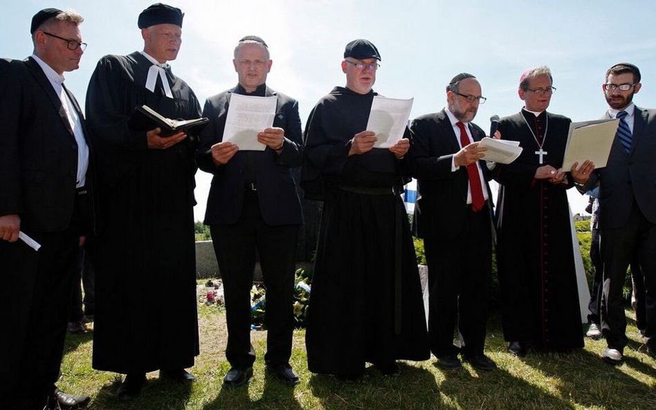 W tym roku, podczas obchodów 76. rocznicy zbrodni w Jedwabnem, biskup Rafał Markowski (drugi z prawe