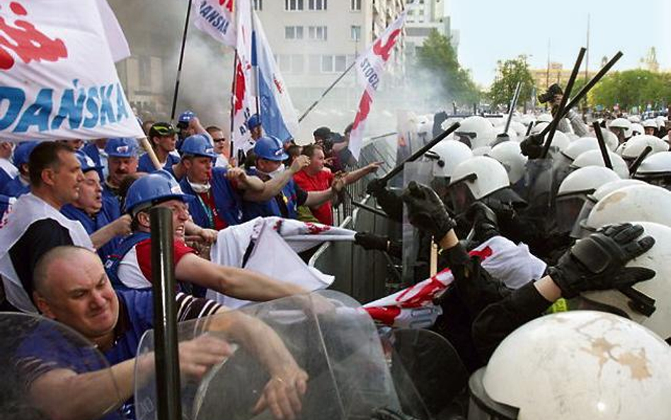 Demonstracja w Warszawie w kwietniu 2009 r. związkowców NSZZ „S” Stoczni Gdańskiej przeciwko likwida