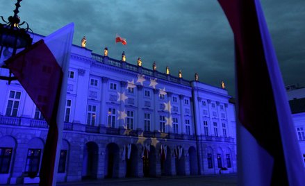 Flaga UE na fasadzie Pałacu Prezydenckiego