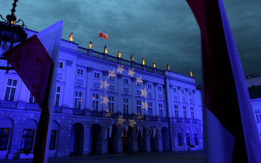 Flaga UE na fasadzie Pałacu Prezydenckiego