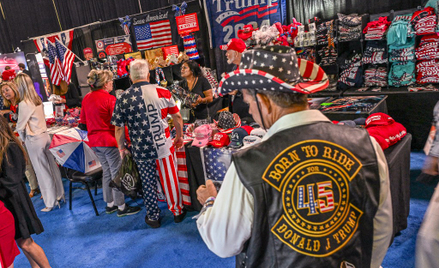 Wyborcy Donalda Trumpa kupują pamiątki podczas spotkania z byłym prezydentem w West Palm Beach na Fl
