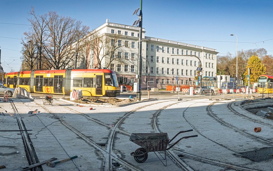 Gotowy rozjazd na skrzyżowaniu al. Niepodległości i Rakowieckiej