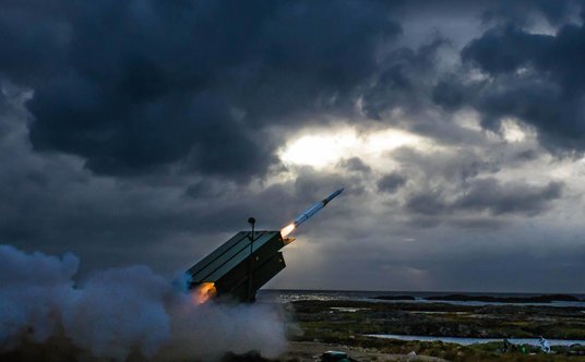 Odpalenie pocisku AMRAAM ER z wyrzutni systemu NASAMS 2. Fot./Kongsberg.