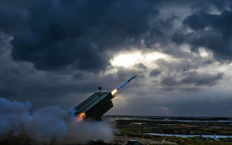 Odpalenie pocisku AMRAAM ER z wyrzutni systemu NASAMS 2. Fot./Kongsberg.