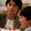 Wzięty architekt (Masaharu Fukuyama) dowiaduje się się, że 6-letni syn nie jest jego biologicznym dz